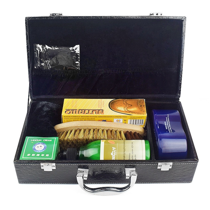 Елегантний чорний шкіряний набір для взуття